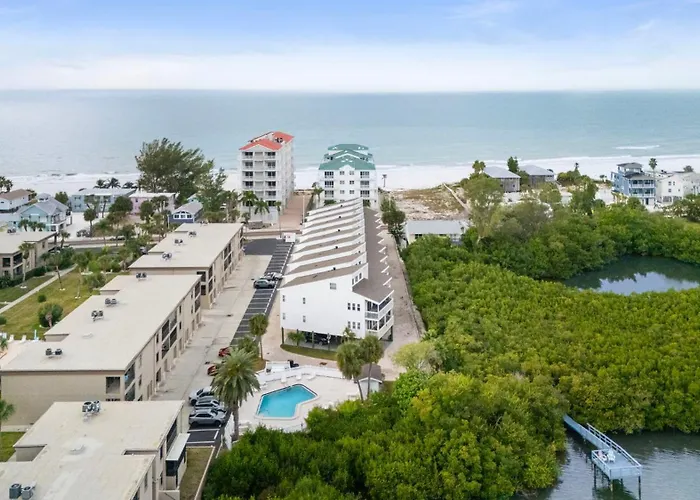 Apartment Newly Renovated, Water Views, 2 Bd Clearwater Beach