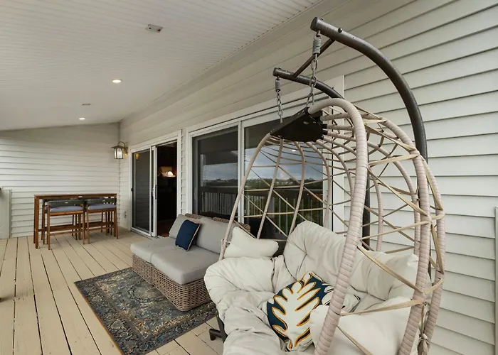 Newly Renovated, Water Views, 2 Bd Apartment *