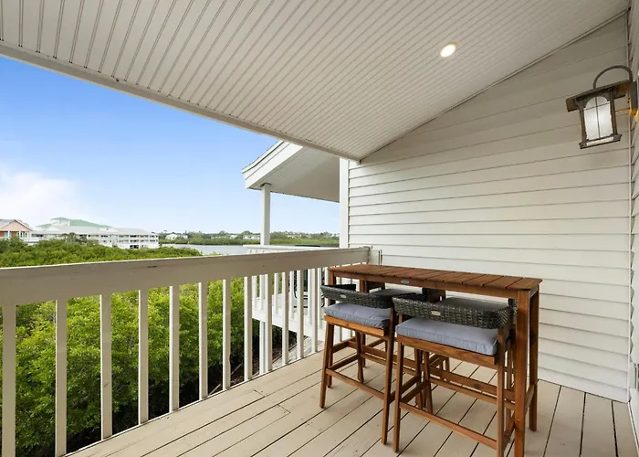 Apartment Newly Renovated, Water Views, 2 Bd *
