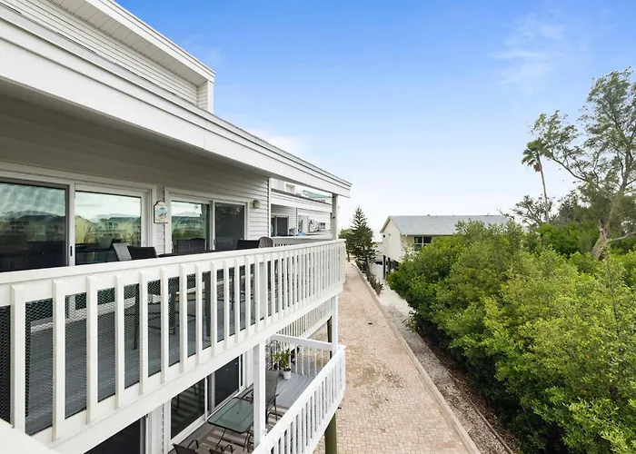 Newly Renovated, Water Views, 2 Bd Clearwater Beach