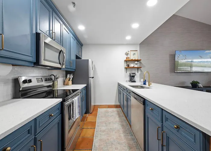 Newly Renovated, Water Views, 2 Bd Apartment *