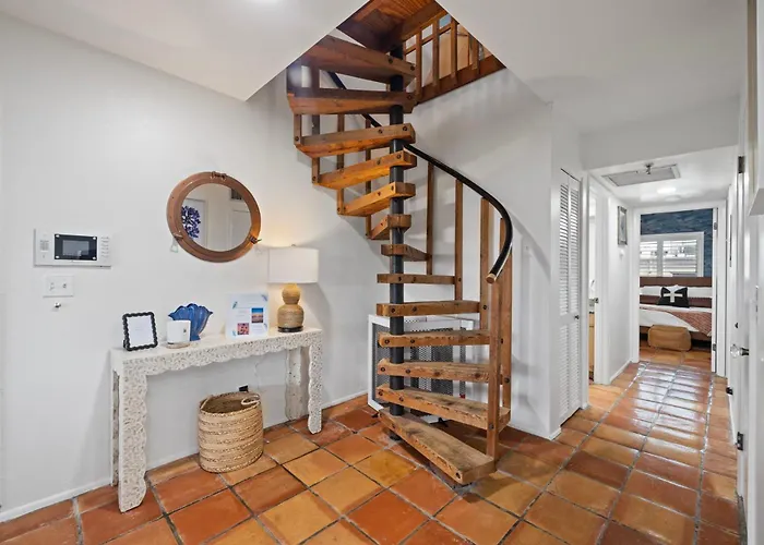 Newly Renovated, Water Views, 2 Bd Apartment *