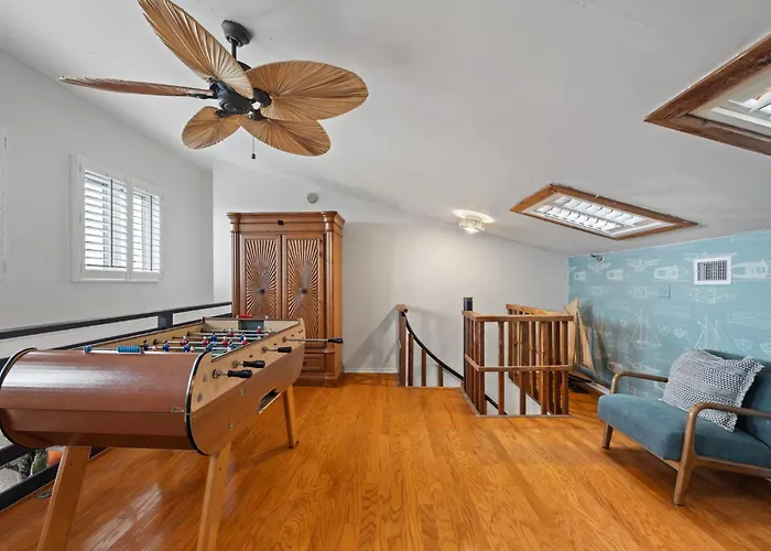 Newly Renovated, Water Views, 2 Bd *