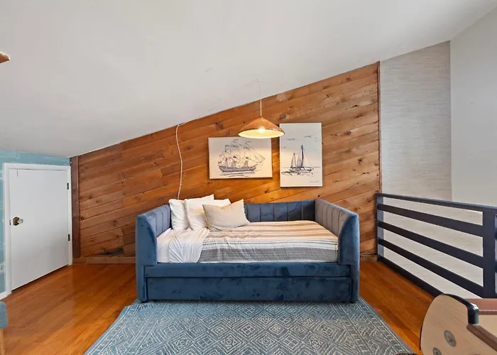 Apartment Newly Renovated, Water Views, 2 Bd *
