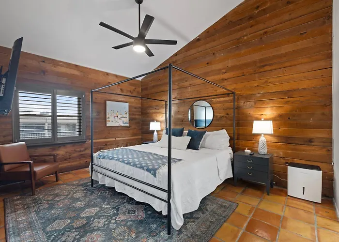 Apartment Newly Renovated, Water Views, 2 Bd *