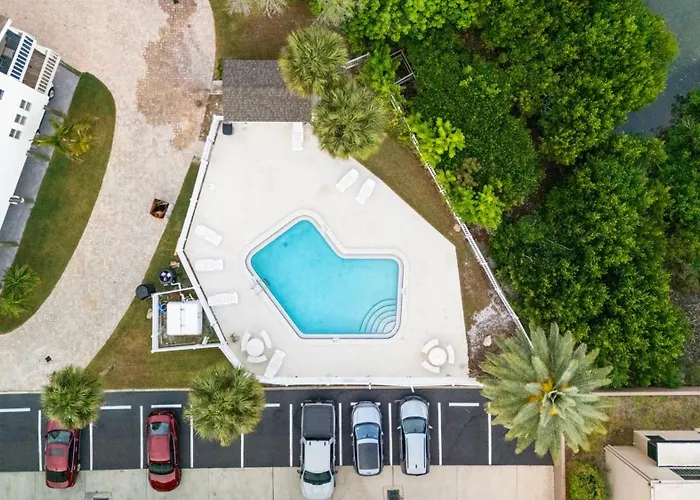 Apartment Newly Renovated, Water Views, 2 Bd *
