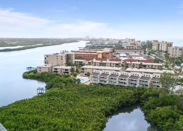 Apartment Newly Renovated, Water Views, 2 Bd *